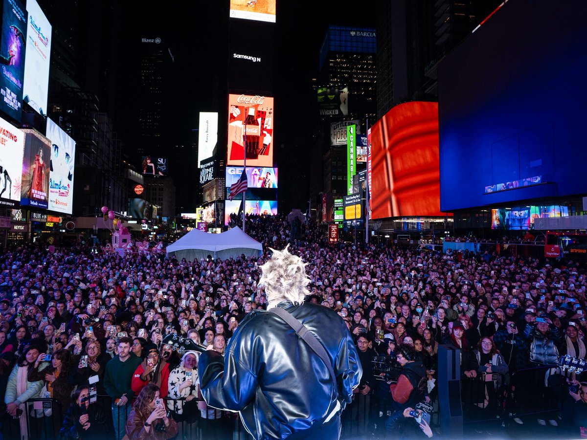5SOS's tweet image. EVERYONE’S A STAR IN NEW YORK CITY!!!! What a legendary time taking over Times Square with you all. You made us feel on top of the world, and this is just the beginning of what’s to come ⭐️ Thank you so much, WE LOVE YOU!!