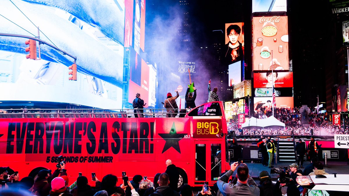 5SOS's tweet image. EVERYONE’S A STAR IN NEW YORK CITY!!!! What a legendary time taking over Times Square with you all. You made us feel on top of the world, and this is just the beginning of what’s to come ⭐️ Thank you so much, WE LOVE YOU!!