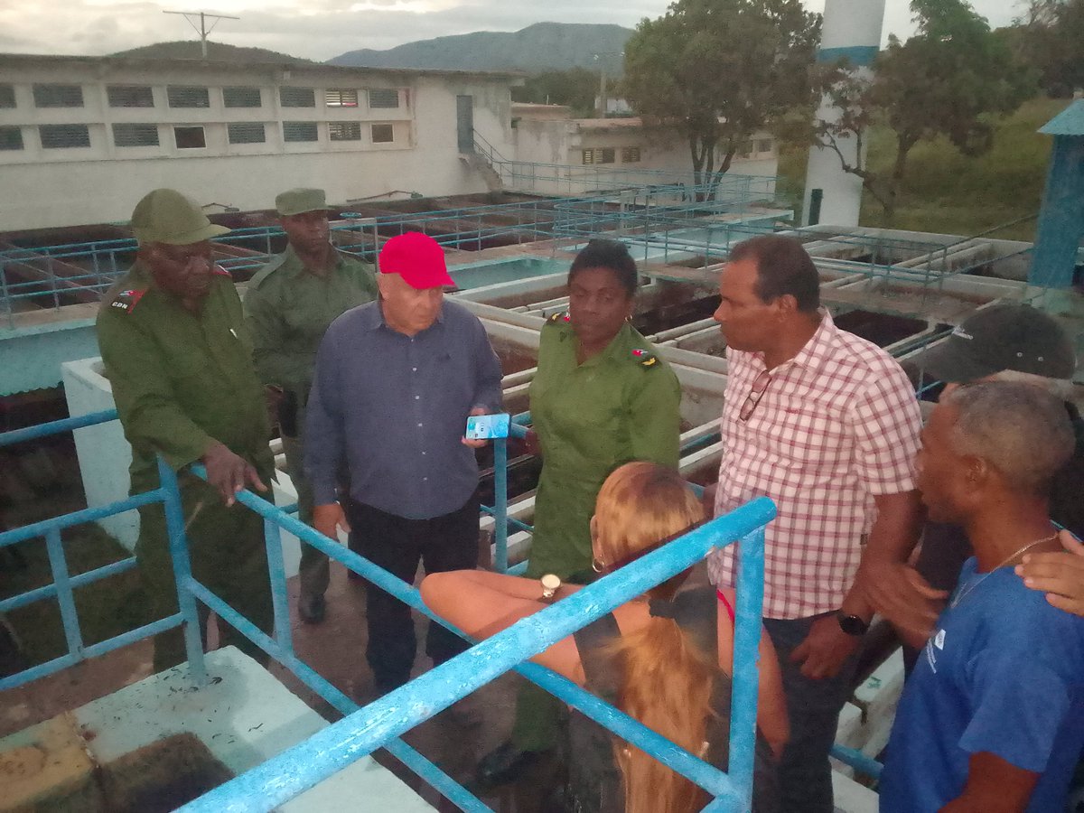 BeatrizJUrrutia's tweet image. Evalúa Esteban Lazo Hernández, presidente de @AsambleaCuba, situación del abasto de agua en #SantiagoDeCuba. En la Planta Potabilizadora Quintero, la máxima autoridad parlamentaria apreció los desafíos que enfrenta el territorio para mejorar el suministro del preciado líquido.