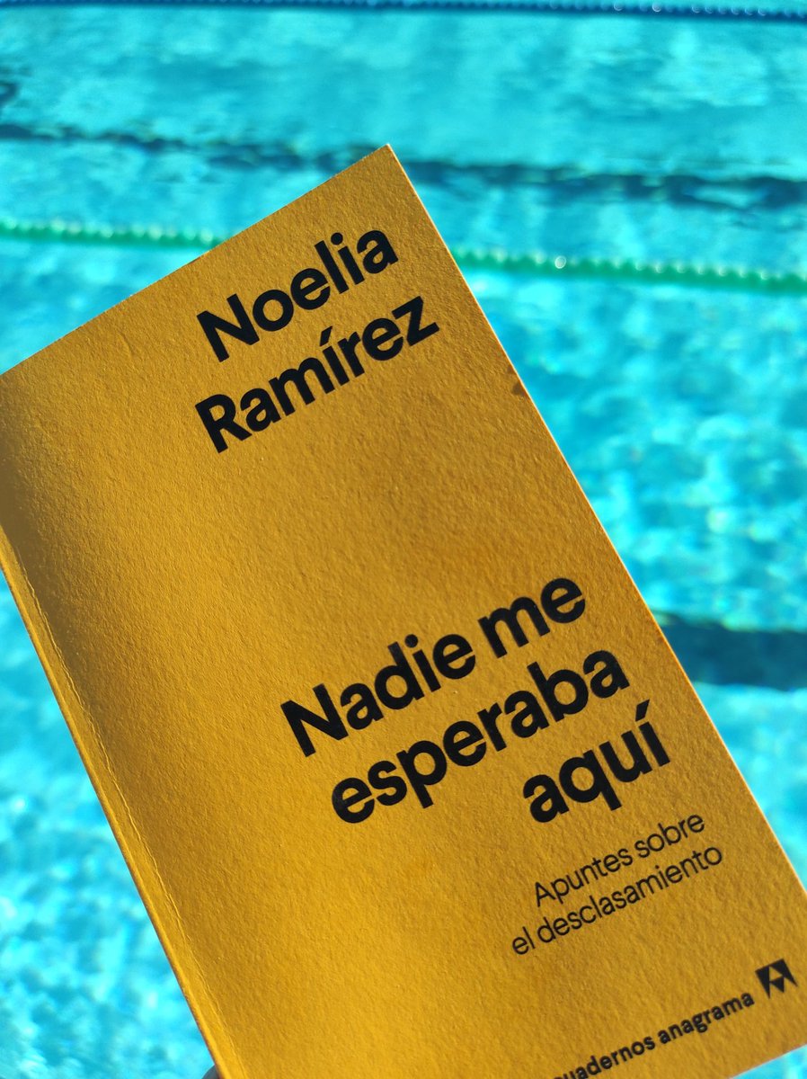 ladylibrorojo's tweet image. Enviada mi reseña de #NadieMeEsperabaAquí a @tdetour y terminando mi reseña de #PájaroEnElAlambre #Džamonja para @ProfesorJonk 📨📨📨
(sí, creo que el lugar en el que más leo es en la piscina 🩵)