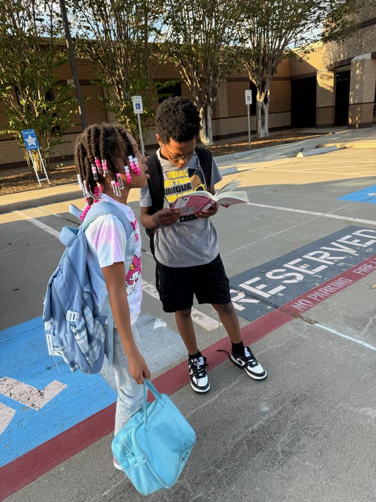 LeopardLibrary's tweet image. This makes my #LibrarianHeart all warm and fuzzy! You can bet that I will find him tomorrow morning and reward him with a book from our @SheridanCFISD book vending machine!! #SuperstarReaders #CaughtReading @CyFairISD @CyFairLibraries