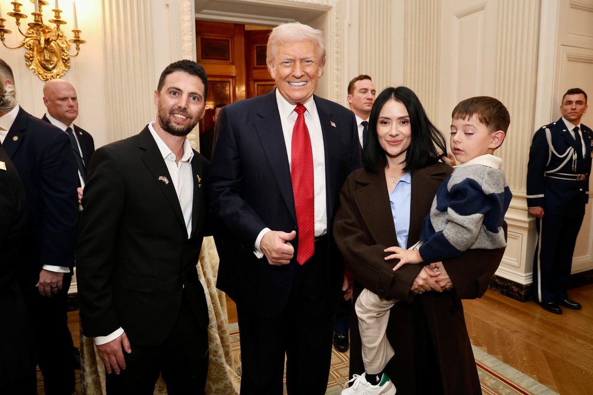 bringelkanahome's tweet image. Today, Elkana, Reem, and I had the honor of meeting President Trump @POTUS — a moment that embodies strength, hope, and resilience.

Not everyone has come home; Ran, Dror, and  Sutthisak must be brought back. 🎗️