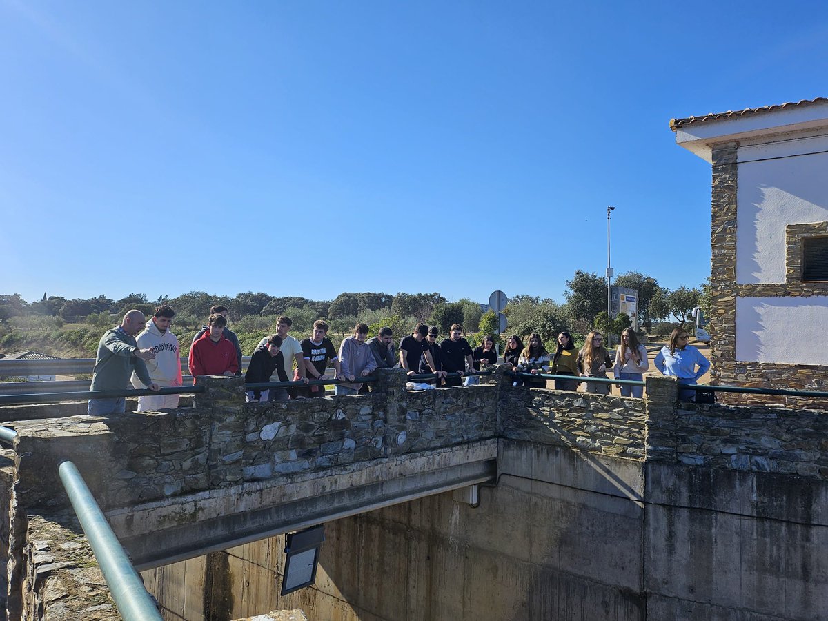 📍Visita técnica del alumnado de 2.º de Ingeniería Civil a las presas de Sierra Brava, Ruecas y Cubilar de la Confederación Hidrográfica del Guadiana. Una salida para conocer de cerca el funcionamiento de estas infraestructuras.
