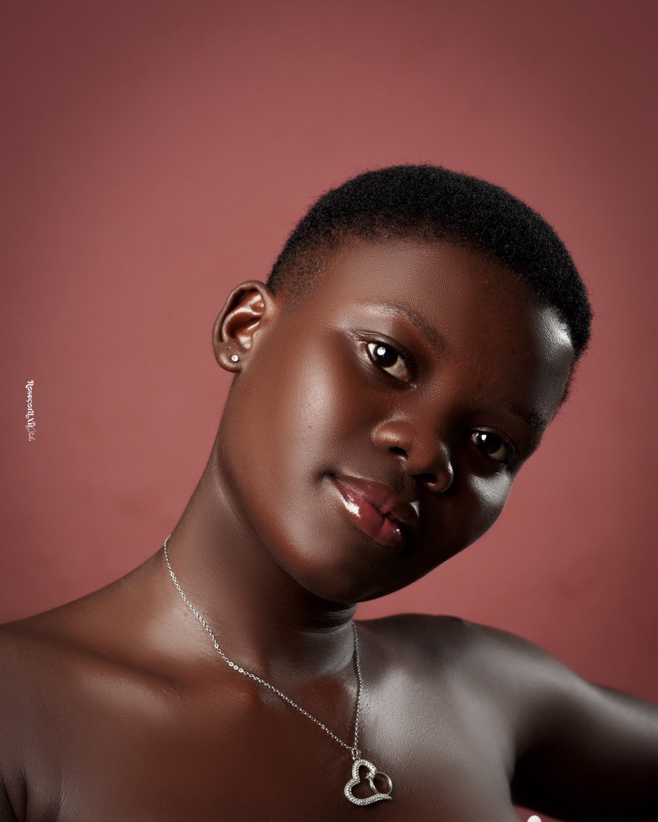 Série portrait: 30 jours 30 visages – Jour 20

Une lumière, un regard, une histoire.
👩🏽‍🦰: <a href="/GeorgiaGnancad1/">Georgia🇧🇯</a> 

📞 +229 01 58336433
📍 Atrokpocôdji
©️ Rosecord XII Studio

________________________
#PortraitsDuMois #Rosecord #HumanLight #BeninPhotography #PhotoArt #CreativeSoul