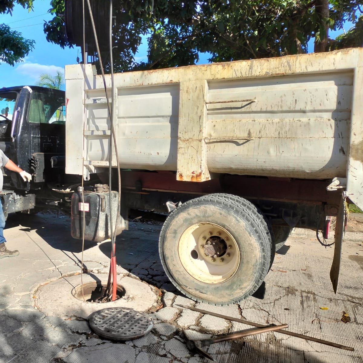 Desazolve con equipo tipo almeja en pozos de visita y rejillas pluviales en la Col. Indeco y Fracc. La Isla de la Col. Miguel Hidalgo III.
#HonestidadYResultados #AccionesSAS <a href="/CentroInforma/">Ayuntamiento de Centro</a>