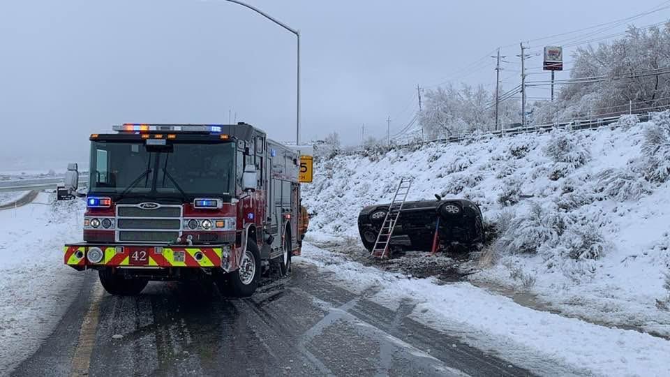 TMFPD's tweet image. ⚠️❄️This week is Crash Responder Safety Week.  As winter were in, vehicular accidents increases due to wet and icy conditions.🚒🚓

When you see an emergency vehicle from a first responder, tow truck, or roadside assistance vehicle, slow down and move over.