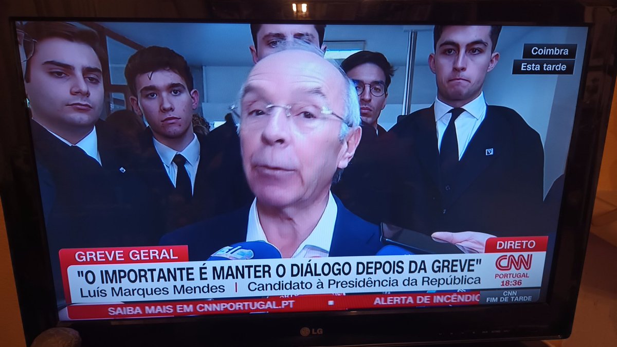 Quem são aqueles gigantes de preto  ?