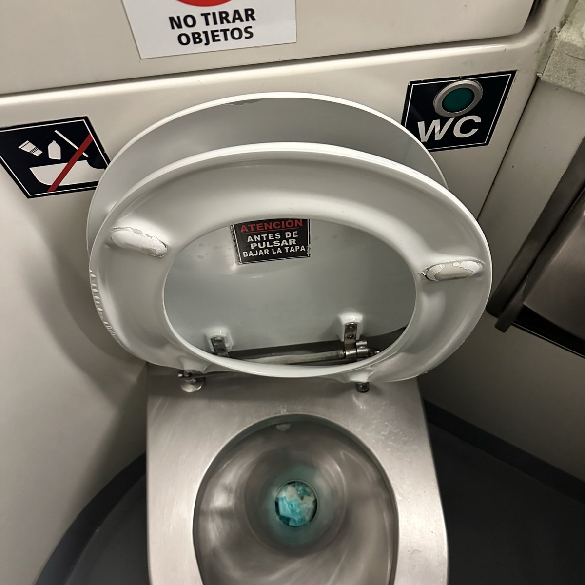 Cómo huelen los WC del AVE. Gracias <a href="/Adif_es/">Adif</a> <a href="/Renfe/">Renfe</a> y al Gran <a href="/oscar_puente_/">Óscar Puente</a> Y qué bien conservados