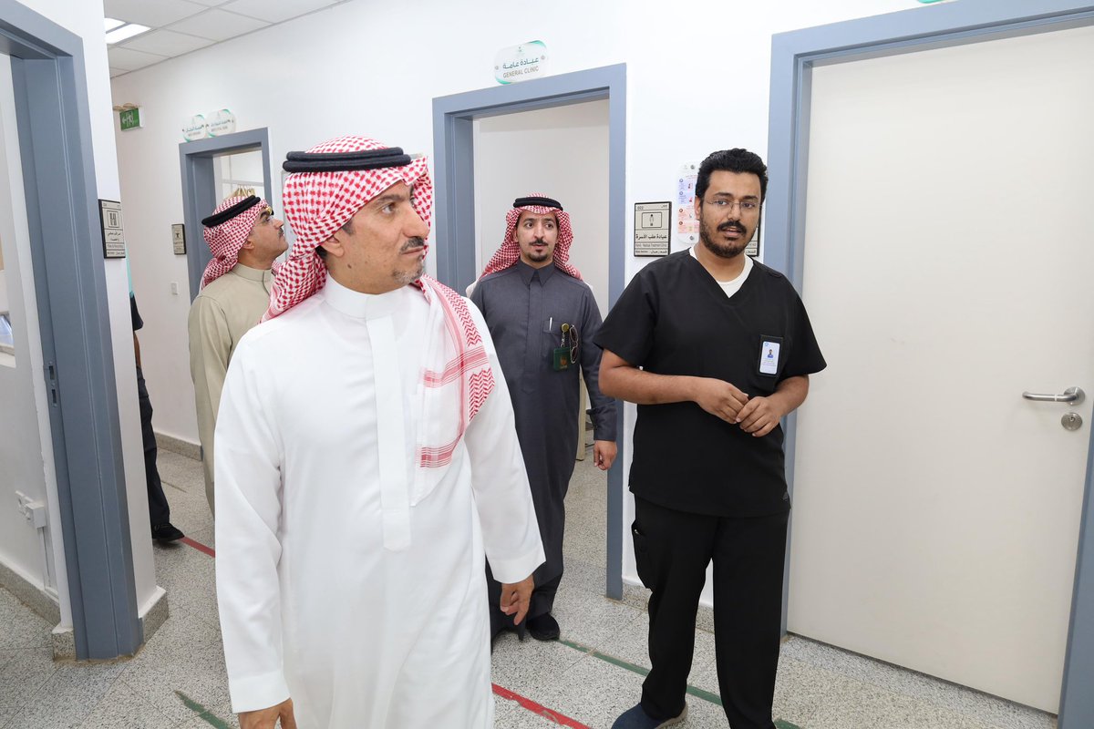 زار محافظ #خميس_مشيط مركزي السليل والحيمة التابعين للمحافظة، واجتمع بالأهالي ومديري الإدارات الحكومية، ووقف ميدانيًا على الخدمات الصحية المقدمة بالمراكز والمشاريع التي تحت الإنشاء، وتفقد أعمال جمعية الخدمات الاجتماعية والإنسانية بمركز الحيمة.