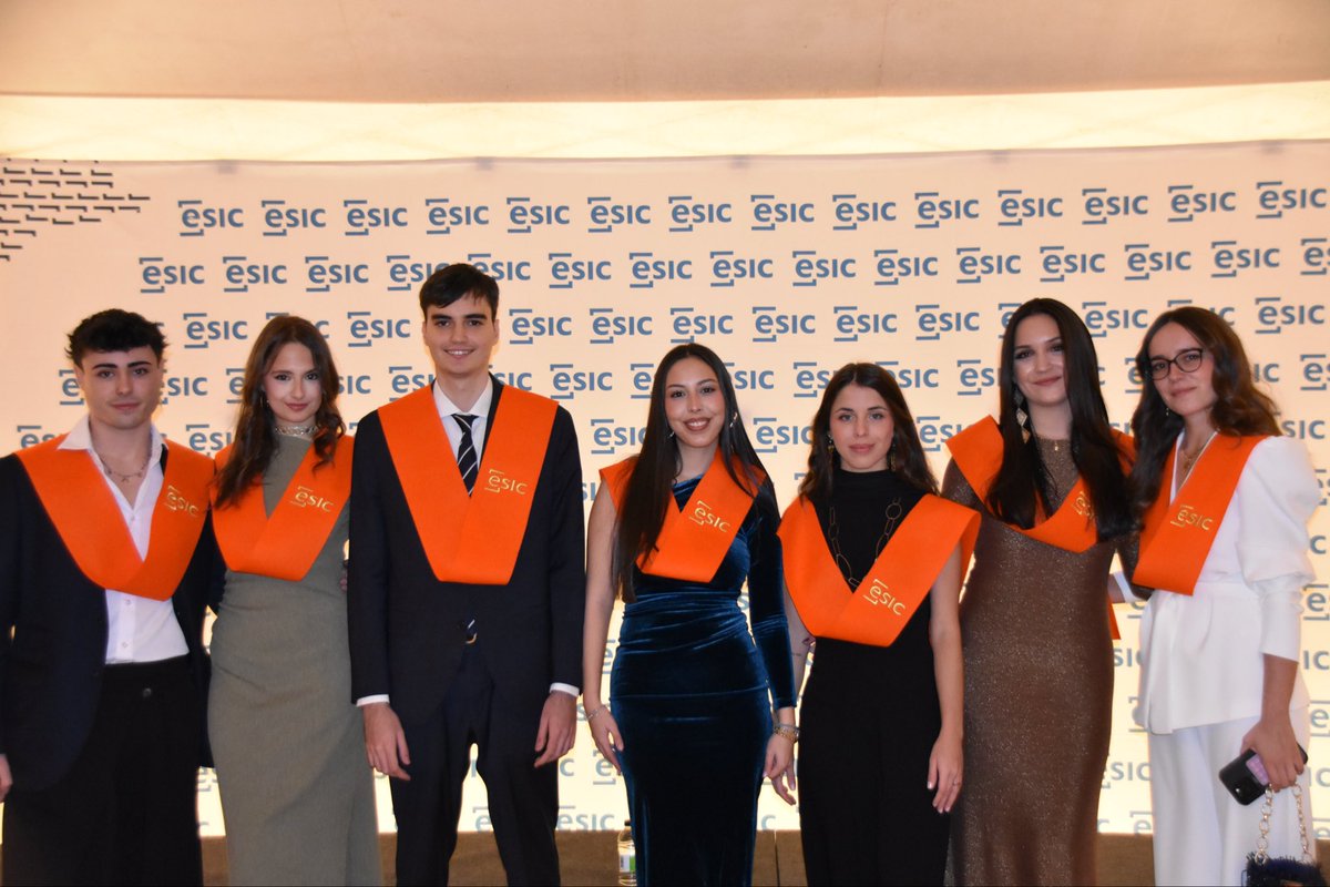 esiczaragoza's tweet photo. 🎓 Orgullosos de cada uno de nuestros graduados #EsicAragon 2025, tanto de máster como de grado. Hoy celebramos esfuerzo, constancia y sueños cumplidos.

🌍 El mundo empresarial espera vuestro talento y valores. ¡Gracias por inspirarnos!

#GraduacionESIC #PremiosASTER https://t.co/He8aWcrExF