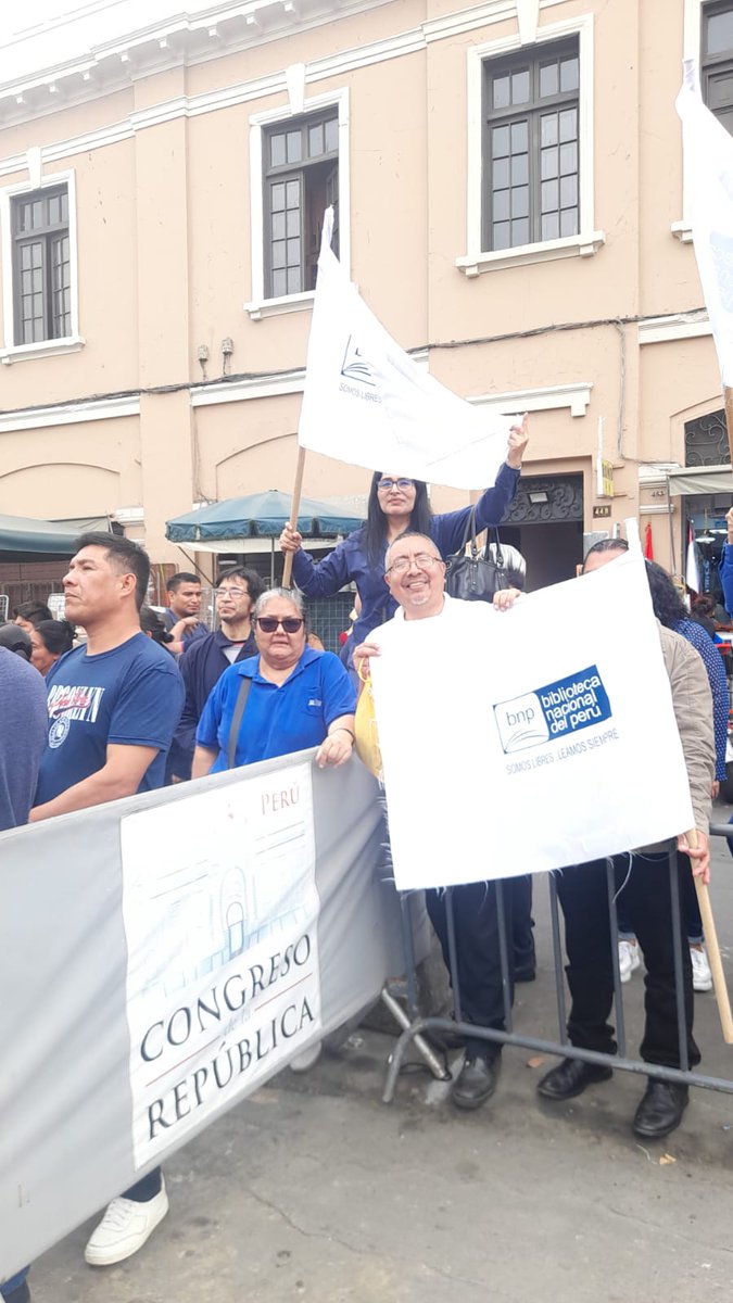 Biblioabpperu's tweet photo. 🔴 [FRENTE AL CONGRESO]
Trabajadores del DL 276 – BNP alzan su voz:
💥 Mejoras que NO cuestan al Estado
💥 Décadas de abandono
💥 Solo falta que el Congreso apruebe la ley
❓¿Por qué no lo hacen?
🔥 BNP presente. BNP en lucha.
#DL276 #BNP #JusticiaLaboralYa #CongresoPerú https://t.co/78w1VxC5JA