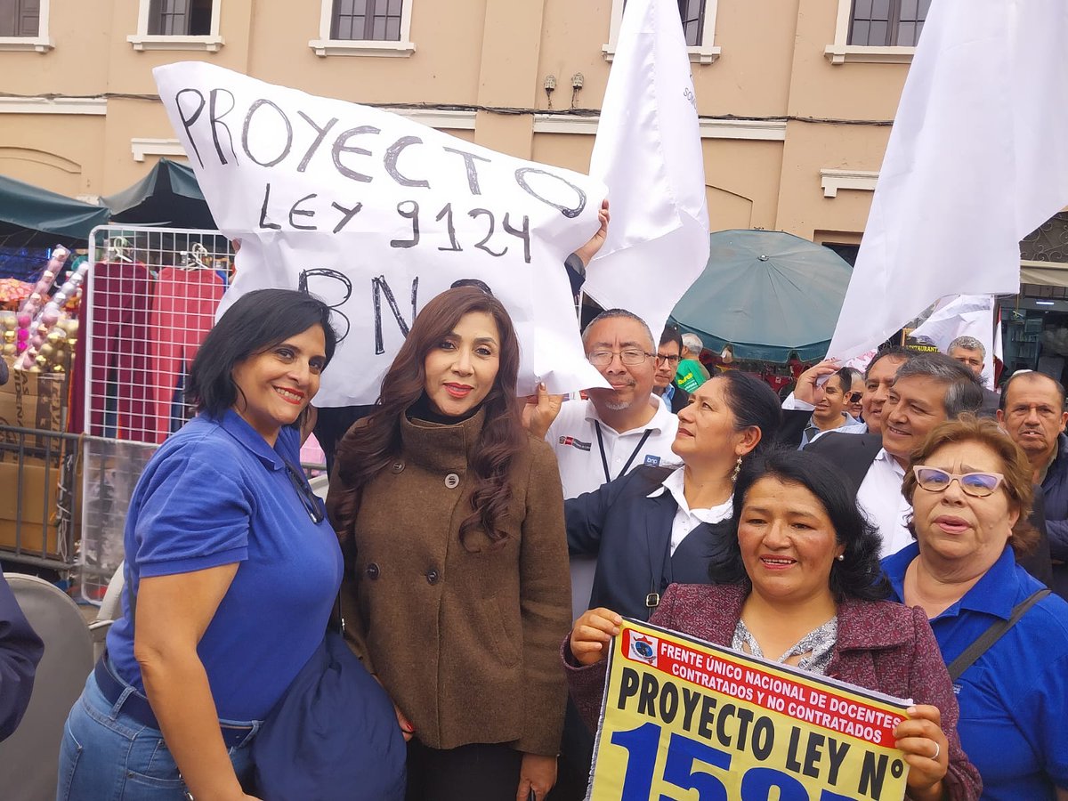 Biblioabpperu's tweet photo. 🔴 [FRENTE AL CONGRESO]
Trabajadores del DL 276 – BNP alzan su voz:
💥 Mejoras que NO cuestan al Estado
💥 Décadas de abandono
💥 Solo falta que el Congreso apruebe la ley
❓¿Por qué no lo hacen?
🔥 BNP presente. BNP en lucha.
#DL276 #BNP #JusticiaLaboralYa #CongresoPerú https://t.co/78w1VxC5JA