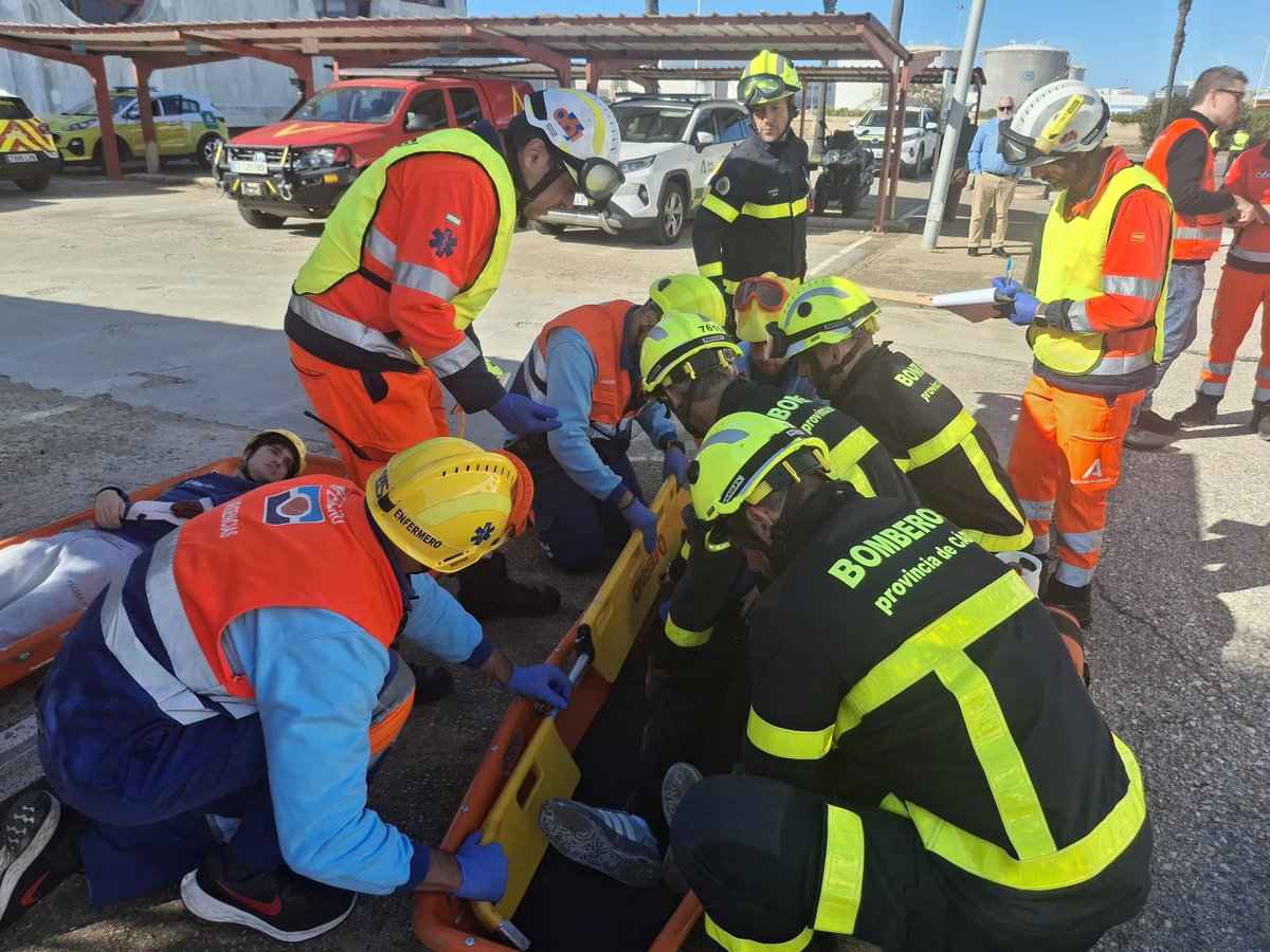 12🧑🏼‍🚒 y 4🚒 del #CBPC han participado en el #simulacro de #tsunami desarrollado en el litoral de #Cádiz y organizado por el #112 de la <a href="/AndaluciaJunta/">Junta de Andalucía</a> 

🛟Hemos trabajado en el rescate y asistencia de un total de 19 personas; con la ayuda también del #GLR🦮

#TrabajoEnEquipo