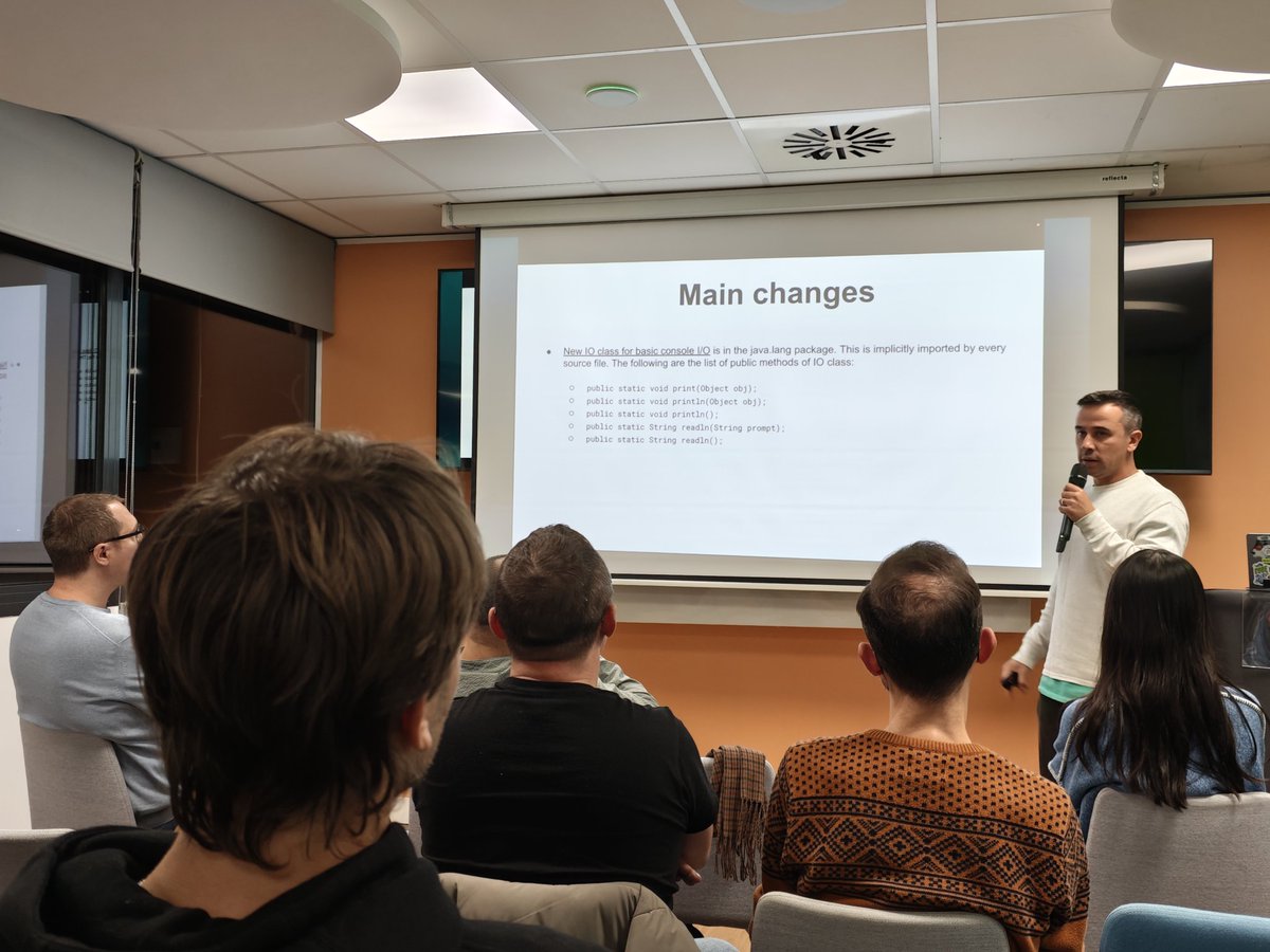 BarcelonaJUG's tweet image. Time for @brunoromao82 who is explaining the JEPs to help newcomers to write Java code