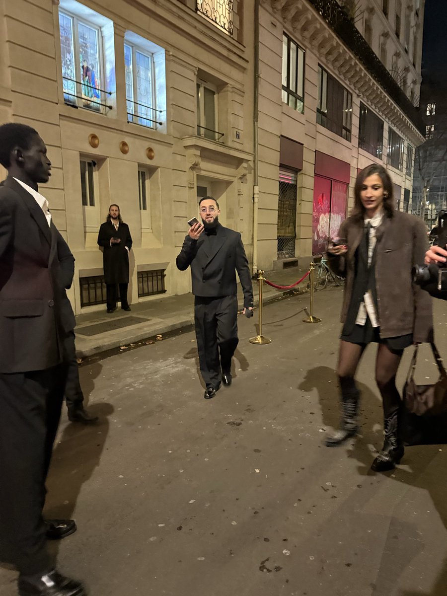 eva_blde's tweet image. Une pote m’a envoyé une photo de Billy sous costard !