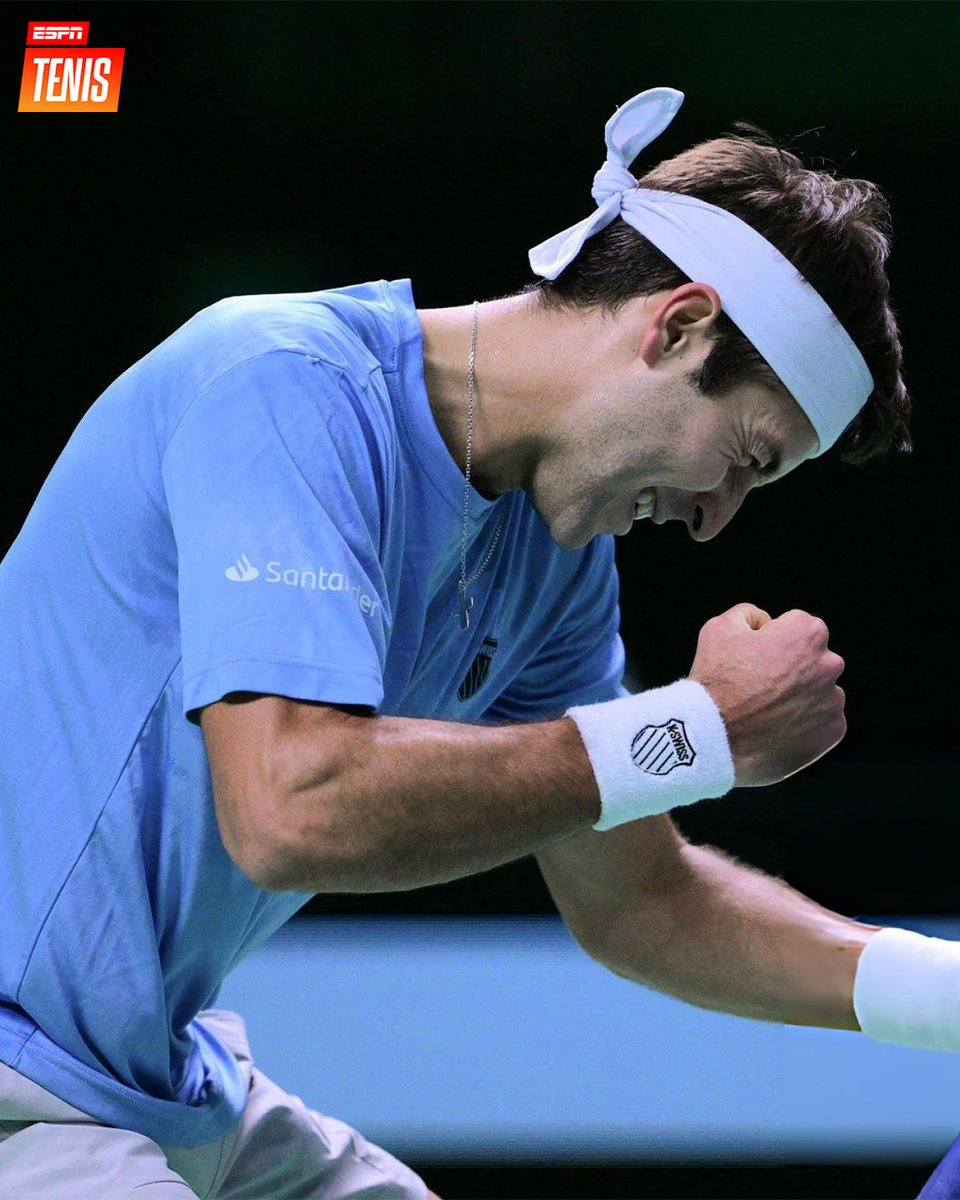 ESPNtenis's tweet photo. ¡TRIUNFAZO CON ACTITUD! 💪🇦🇷

En dos horas de juego, Etcheverry derrotó a 🇩🇪 Struff por 7-6 (3) y 7-6 (7), en el partido inaugural de los cuartos de final de la #CopaDavis entre Argentina y Alemania.

🔜 Fran Cerúndolo 🆚 Alexander Zverev.

🇦🇷 1️⃣ - 0️⃣ 🇩🇪 https://t.co/t2fIdWs7fz