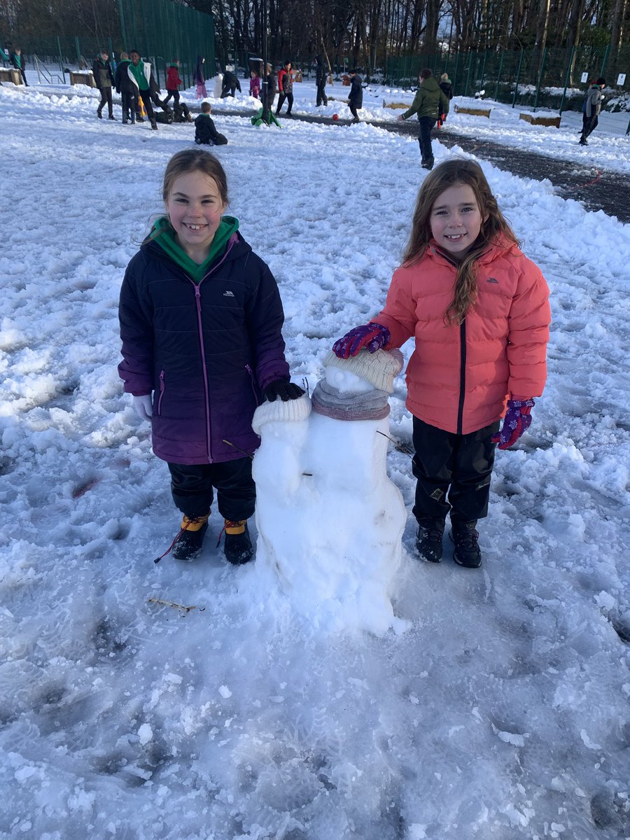 hazleheadschool's tweet photo. Snow glorious snow ☃️❄️#playplayplay💚😄 https://t.co/vOZImtZGpu