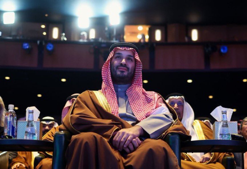 جديد | ناصر الفراعنه. 😍🇸🇦⚔️🤍

ما كل من سمي محمد محمد ..
ولا كل قايد شعب مثل بن سلمان

اميرنا راعي الطويل المصمّد
اليا وقف تاقف له الانس والجان

الدم خطرٍ في العروق يتجمّد
من هيبته والناس تنظر بالاعيان

ياطا على شوك الحروب متعمّد
واليا عزم ما شاور فلان وفلان !!

اليا انتهض شفت