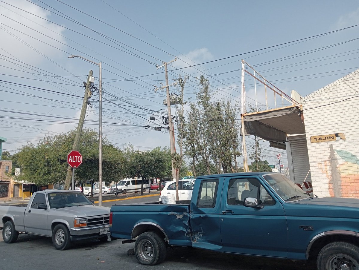 Buen día <a href="/municipiodegpe/">Guadalupe Gobierno Municipal</a> éste poste está a punto de caer, desconozco a qué empresa pertenece.
Ubicado en Av López Mateos y calle Tajín 2do sector La Joya.
Gracias.
<a href="/aztecacomunidad/">#ComunidadAzteca</a>