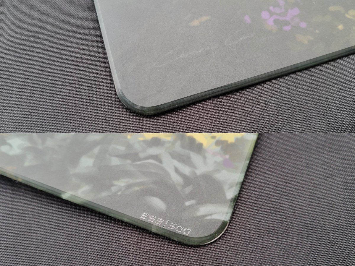 pikapikacolala's tweet photo. Hello ladies and gentlemen, I am the apprentice knight pikapikacolala.

Today I am honored to introduce to you the MIDORI mousepad – The Return Glass Edition!
The Return has a very unique artistic design style in today's market. Rather than being a mousepad, it's more like a desktop artwork. When I take it out to take some beautiful photos, strangers who don't know much about peripherals often ask me what kind of painting it is.

I must also say that The Return's packaging box is huge and sturdy, and the design is equally exquisite, which makes the unboxing very ceremonial. It can serve as a pretty good decoration no matter where you place it.

Specification;

Size -500mm * 500mm
Thickness -2.7mm
Gifts - UNWS Silver Fox Dot Skating Shoes, thank-you letter

MIDORI's purchase page advises users to wash the pad surface with warm water and soap after unpacking for optimal performance. This is indeed true; new pads often have a lot of sticky dust that cannot be completely removed by wiping or simple washing. After washing, The Return becomes smooth, significantly improving the user experience.

The Return is well-made; although it is large, it feels very light and thin when you hold it in your hand. The artist's signature is in the lower left corner, while the unique limited-edition serial number is in the lower right corner.
Let's take a look at its surface.

The Return is classified as a speed pad, with a surface that is only micro-etched and has no additional coating.

Perhaps because I used too many coated pads, I didn't find The Return to be as fast as I expected, but the overall speed was still very good. Furthermore, The Return's textured surface is primarily subtle, and combined with meticulous polishing, it offers a smooth touch. Unlike the softness of coated glass pads, its surface feels drier.

It performs well in terms of acceleration and startup, but when I slide the mouse on the pad, I can still feel some subtle, damping-like friction. Let me explain: the lighter you grip the mouse, the worse the braking performance of the textured surface. Due to the slight weakness of the texture, the braking effect under pressure is also relatively worse compared to other pads. You need to apply more force to achieve relatively good braking.

Everyone's hand strength control is not perfectly uniform, so when making frequent small adjustments, you might feel a slight resistance in The Return. It's as if The Return is like a heavily armored knight who, when trying to frequently adjust his mount to face the enemy, keeps bumping into his armor, lacking fluidity.

However, this is not always the case. Although the UNWS Silver Fox Dot skates that come with The Return are of very high quality, and their interaction can give you good speed, the paragraph feel of the Silver Fox Dot skates themselves are more noticeable on uncoated glass pads. Therefore, I prefer to use UNWS Pink Fox Dot skates or DYSphoria Aureluna Dot skates, which are also relatively soft but do not have tactile characteristics. This allows for smoother control in scenarios where frequent fine-tuning is required, without losing too much speed.

These are my general thoughts on The Return; this is my first attempt to make the commentary more concise and precise.

Thank you so much MIDORI for such a wonderful gift! I absolutely love this amazing medieval painting design. In my opinion, The Return is a very valuable collectible.

I also want to thank everyone who has read this far, and I wish you all a wonderful day!