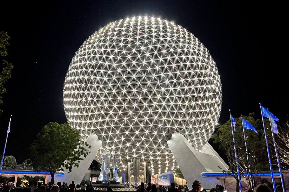 SoCal360's tweet image. Just realized EPCOT is so massive it could fit both Disneyland &amp;amp; Disney California Adventure inside it! 🤯

Epcot - 305 acres
Disneyland - 100 acres
California Adventure - 72 acres