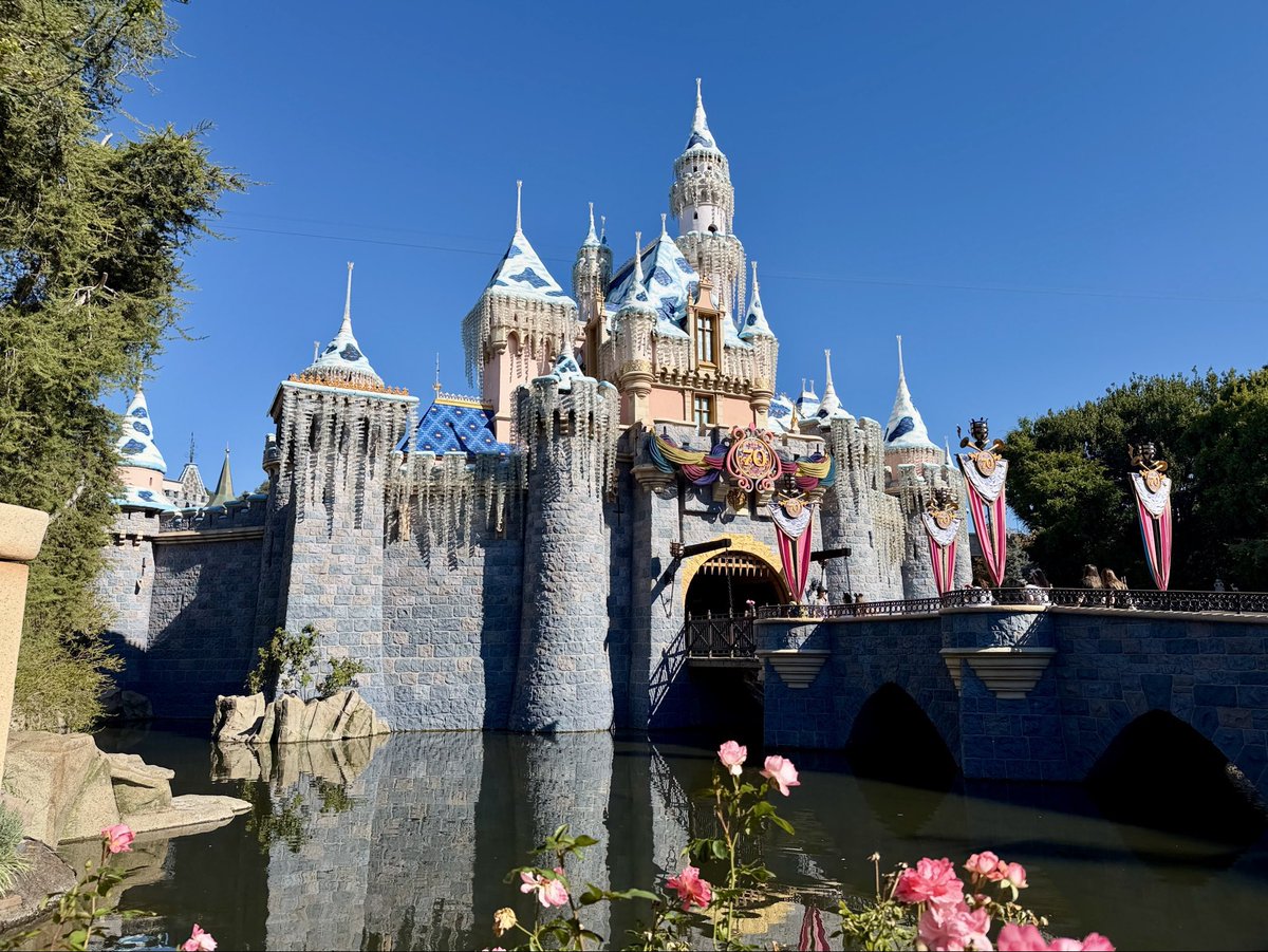 SoCal360's tweet image. Just realized EPCOT is so massive it could fit both Disneyland &amp;amp; Disney California Adventure inside it! 🤯

Epcot - 305 acres
Disneyland - 100 acres
California Adventure - 72 acres