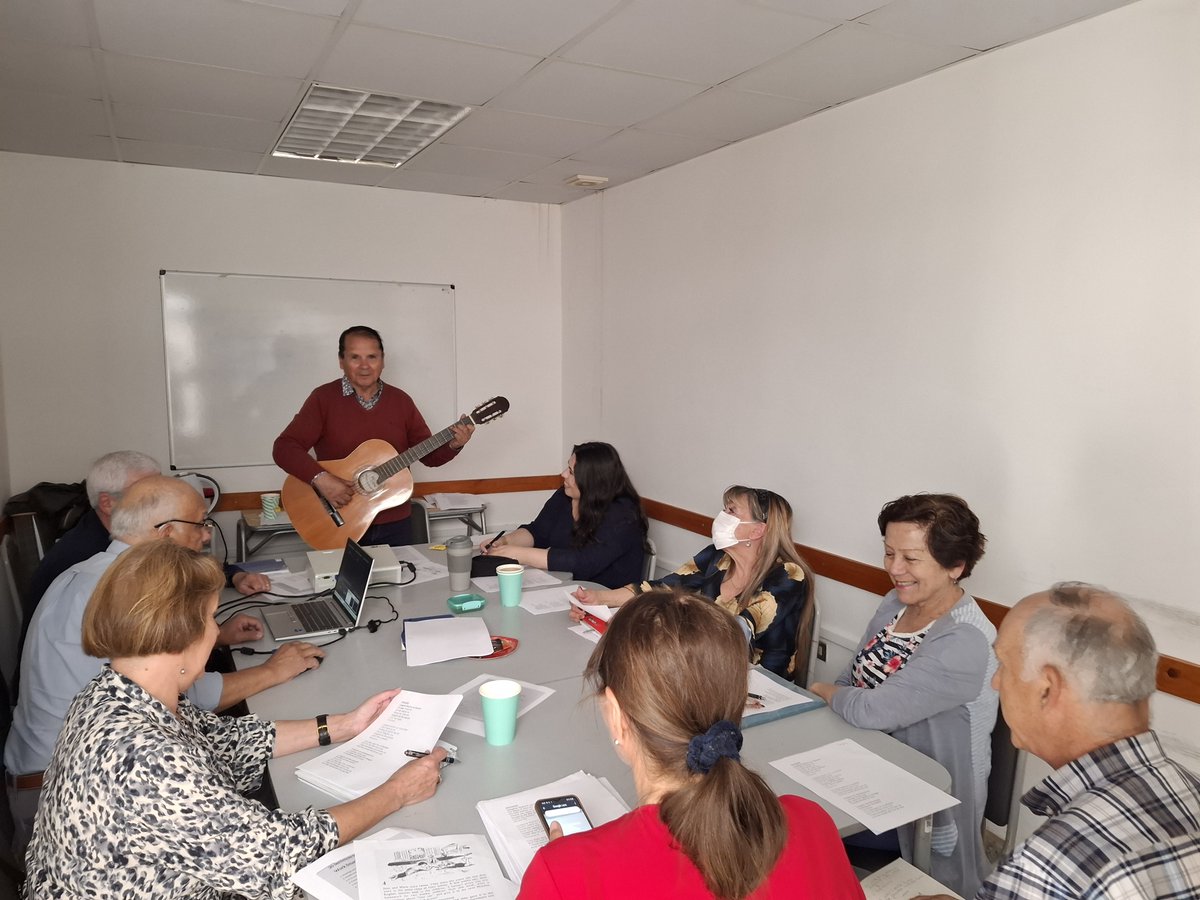 CentroCCCE's tweet photo. Con la exposición de uno de los integrantes del grupo de Inglés Conversacional, referida a su viaje a Inglaterra, con la cual se generó un entretenido diálogo, continuó esta semana nuestro taller Let's Speak In English https://t.co/z6Xn7bd4GW