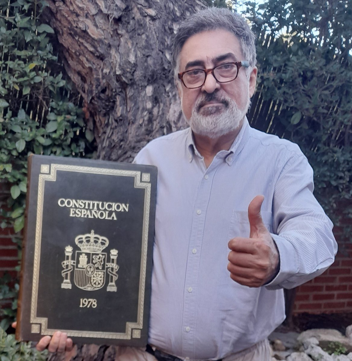 Un boomer en el gimnasio acaparando tres pares de mancuernas mientras manda audios en WhatsApp