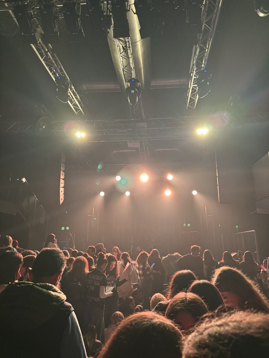 mcuheartx's tweet image. sono ad un concerto e non è DEL genovese e neanche di un genovese in generale, pazzesca il