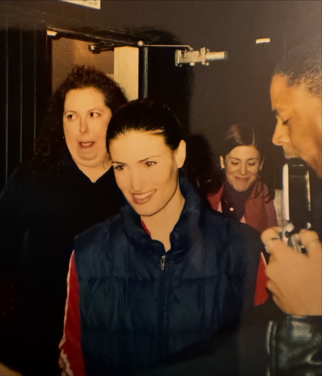 IDINA IN THE RED TRACKSUIT AT THE STAGE DOOR OH MY GOD I'VE NEVER SEEN THESE 🥹