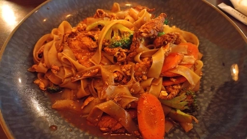 Informatikerln's tweet image. ルーマニア料理の予定だったけどお口がアジアだなーとか思いながら下車したところで偶然同じICEだった仲間に見つかりタイ料理へ

こういうタイプの麺料理に入ってるブロッコリー地味に好き