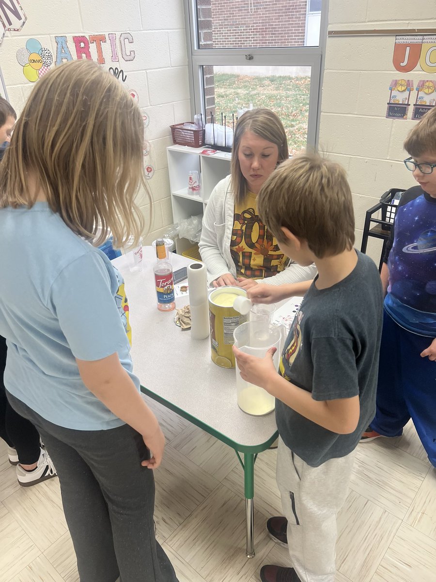 SuperJZip's tweet photo. Love my weekly order of a Royal Refresher lemonade! Mrs. Blake’s class in action making the lemonade orders! 🍋 #redbud132 https://t.co/8fSysewcPg