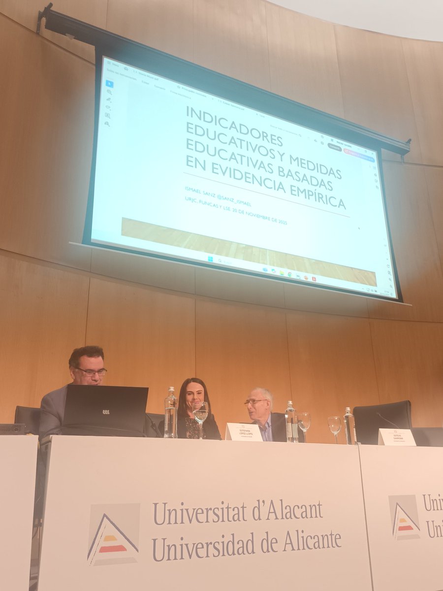 ALdEconomia's tweet photo. Enriquecedor debate con Esteve Sanromà, de @FundacioIEB, e @sanz_ismael, de @urjc. Cae el abandono de jóvenes en ESO y mejora el nivel educativo de la población activa, pero siguen faltando titulados STEM. En las XL Jornadas de Alicante sobre Economía Española, @UA_Universidad. https://t.co/zazB0kkFg9