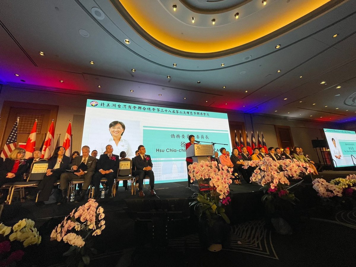 tecochicago's tweet photo. 駐芝加哥辦事處類延峰處長11月17日應邀出席北美洲台灣商會聯合總會第38屆第2次理監事聯席會議開幕式，與立法院江副院長率領的跨黨派立委團、僑委會徐佳青委員長、白越珠總會長、美國聯邦參議員Dan Sullivan、密西根州參議員張理(Stephanie Chang)、密州Westland市市長Kevin Coleman等同台致詞。

類處長致詞表示，台美在價值、安全、科技及經貿都是最佳夥伴，台灣是美國的堅定不移的鐵桿夥伴，雙方彼此關係互補，去年台灣對美投資年增高達40%，北美台商在各項產���強化台灣在美供應鏈、在美提供超過40萬個工作機會的貢獻，功不可沒。

類處長也細數北美台商總會過去一年繳出的各項亮眼成績，包含在臺灣舉辦「環球商務論壇」及「美加投資博覽會」推動台美人才交流，以及「佛羅里達州颶風災害救援」、「洛杉磯野火賑災」及「德州洪患賑災」積極募捐，發揮「Taiwan can help」的人道關懷，還有在紐約時代廣場推動台灣入聯，展現林佳龍部長所說的「人人都是外交官」的精神。

類處長另肯定本轄芝加哥、底特律、辛辛那提及明尼阿波尼斯都在今年成功舉辦美國職棒大聯盟台灣日(Taiwan Day)的活動，把台灣對棒球的熱愛帶進美國主流社會，讓世界看到台灣；特別6月28日芝加哥白襪的台灣日更是中西部首例，意義非凡。

最後，類處長強調，台灣的前途與世界的未來息息相關，更強大的台灣將帶來更好的世界與更強盛的美國，並���福這次理監事聯席會議圓滿順利，台下來自全北美各分會500餘位台商代表同感振奮，場面盛大。

Director General Dennis Yen-Feng Lei attended the opening ceremony of the 38th Board of Directors and Supervisors Joint Meeting of Taiwanese Chambers of Commerce of North America on November 17. He delivered remarks alongside Legislative Yuan Vice President Johnny Chiang, who led a cross-party delegation of legislators, Overseas Community Affairs Council Minister Chia-Ching Hsu, President Eugenia Henry, U.S. Senator Dan Sullivan, Michigan State Senator Stephanie Chang, and Mayor Kevin Coleman of Westland, Michigan.

In his remarks, Director General Lei highlighted that Taiwan and the United States are the best partners in shared values, security, technology, and economic and trade relations. He emphasized that Taiwan is America’s steadfast and unwavering ally. Last year, Taiwan’s investment in the United States grew by an impressive 40%. Taiwanese businesses in North America have played an indispensable role in strengthening Taiwan’s position in U.S. supply chains and creating more job opportunities in the United States.

Director General Lei also reviewed the remarkable achievements of the Taiwanese Chambers of Commerce of North America over the past year. These accomplishments include hosting the Global Business Forum and the U.S.–Canada Investment Expo in Taiwan to promote Taiwan–U.S. talent exchange; actively raising funds for humanitarian relief efforts such as the Florida hurricane disaster, Los Angeles wildfire relief, and Texas flood assistance—truly embodying the “Taiwan Can Help” spirit; and promoting Taiwan’s participation in the United Nations through advertising in New York’s Times Square, demonstrating the principle advocated by Minister Lin Chia-lung that “Everyone can be a diplomat.”

Director General Lei further commended that Taiwan Day events at Major League Baseball games have been hosted throughout the Midwest, including Chicago, Detroit, Cincinnati, and Minneapolis. These events brought Taiwan’s passion for baseball into mainstream American society and helped showcase Taiwan to the world. Notably, the June 28 Taiwan Day hosted in the Chicago White Sox home arena marked the first such event in the Midwest, which is especially meaningful.

Finally, Director General Lei emphasized that as Taiwan goes, so goes the world and the stronger Taiwan means the better world and the greater American, and wished the joint meeting great success. The more than 500 Taiwanese business representatives from chapters across North America were all inspired and shared Director General Lei's enthusiasm.