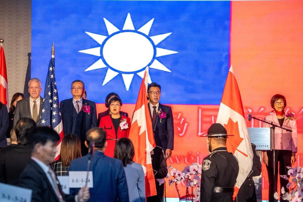 tecochicago's tweet photo. 駐芝加哥辦事處類延峰處長11月17日應邀出席北美洲台灣商會聯合總會第38屆第2次理監事聯席會議開幕式，與立法院江副院長率領的跨黨派立委團、僑委會徐佳青委員長、白越珠總會長、美國聯邦參議員Dan Sullivan、密西根州參議員張理(Stephanie Chang)、密州Westland市市長Kevin Coleman等同台致詞。

類處長致詞表示，台美在價值、安全、科技及經貿都是最佳夥伴，台灣是美國的堅定不移的鐵桿夥伴，雙方彼此關係互補，去年台灣對美投資年增高達40%，北美台商在各項產���強化台灣在美供應鏈、在美提供超過40萬個工作機會的貢獻，功不可沒。

類處長也細數北美台商總會過去一年繳出的各項亮眼成績，包含在臺灣舉辦「環球商務論壇」及「美加投資博覽會」推動台美人才交流，以及「佛羅里達州颶風災害救援」、「洛杉磯野火賑災」及「德州洪患賑災」積極募捐，發揮「Taiwan can help」的人道關懷，還有在紐約時代廣場推動台灣入聯，展現林佳龍部長所說的「人人都是外交官」的精神。

類處長另肯定本轄芝加哥、底特律、辛辛那提及明尼阿波尼斯都在今年成功舉辦美國職棒大聯盟台灣日(Taiwan Day)的活動，把台灣對棒球的熱愛帶進美國主流社會，讓世界看到台灣；特別6月28日芝加哥白襪的台灣日更是中西部首例，意義非凡。

最後，類處長強調，台灣的前途與世界的未來息息相關，更強大的台灣將帶來更好的世界與更強盛的美國，並���福這次理監事聯席會議圓滿順利，台下來自全北美各分會500餘位台商代表同感振奮，場面盛大。

Director General Dennis Yen-Feng Lei attended the opening ceremony of the 38th Board of Directors and Supervisors Joint Meeting of Taiwanese Chambers of Commerce of North America on November 17. He delivered remarks alongside Legislative Yuan Vice President Johnny Chiang, who led a cross-party delegation of legislators, Overseas Community Affairs Council Minister Chia-Ching Hsu, President Eugenia Henry, U.S. Senator Dan Sullivan, Michigan State Senator Stephanie Chang, and Mayor Kevin Coleman of Westland, Michigan.

In his remarks, Director General Lei highlighted that Taiwan and the United States are the best partners in shared values, security, technology, and economic and trade relations. He emphasized that Taiwan is America’s steadfast and unwavering ally. Last year, Taiwan’s investment in the United States grew by an impressive 40%. Taiwanese businesses in North America have played an indispensable role in strengthening Taiwan’s position in U.S. supply chains and creating more job opportunities in the United States.

Director General Lei also reviewed the remarkable achievements of the Taiwanese Chambers of Commerce of North America over the past year. These accomplishments include hosting the Global Business Forum and the U.S.–Canada Investment Expo in Taiwan to promote Taiwan–U.S. talent exchange; actively raising funds for humanitarian relief efforts such as the Florida hurricane disaster, Los Angeles wildfire relief, and Texas flood assistance—truly embodying the “Taiwan Can Help” spirit; and promoting Taiwan’s participation in the United Nations through advertising in New York’s Times Square, demonstrating the principle advocated by Minister Lin Chia-lung that “Everyone can be a diplomat.”

Director General Lei further commended that Taiwan Day events at Major League Baseball games have been hosted throughout the Midwest, including Chicago, Detroit, Cincinnati, and Minneapolis. These events brought Taiwan’s passion for baseball into mainstream American society and helped showcase Taiwan to the world. Notably, the June 28 Taiwan Day hosted in the Chicago White Sox home arena marked the first such event in the Midwest, which is especially meaningful.

Finally, Director General Lei emphasized that as Taiwan goes, so goes the world and the stronger Taiwan means the better world and the greater American, and wished the joint meeting great success. The more than 500 Taiwanese business representatives from chapters across North America were all inspired and shared Director General Lei's enthusiasm.