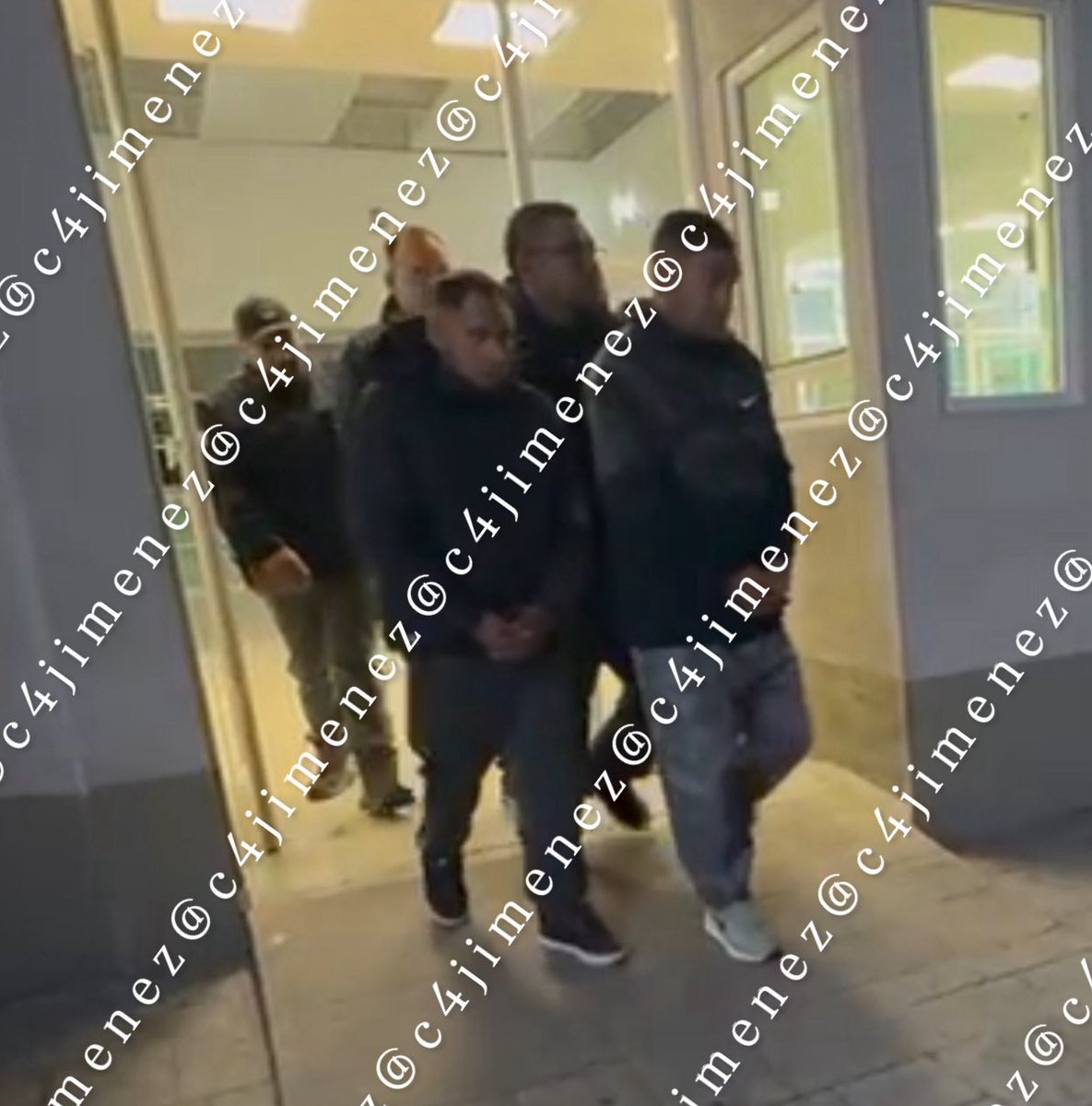 c4jimenez's tweet image. CAE PAPÁ de MEDIOCAMPISTA del @ClubAmerica POR ROBAR CAMIÓN con ROPA @Nike
Bernabé Arriaga, papá del jugador Diego Arriaga fue detenido por agentes de @SS_Edomex y @FiscaliaEdomex 
Con su banda se robó la unidad en @edomex
Así los detuvieron… 

El caso #C4ENALERTA