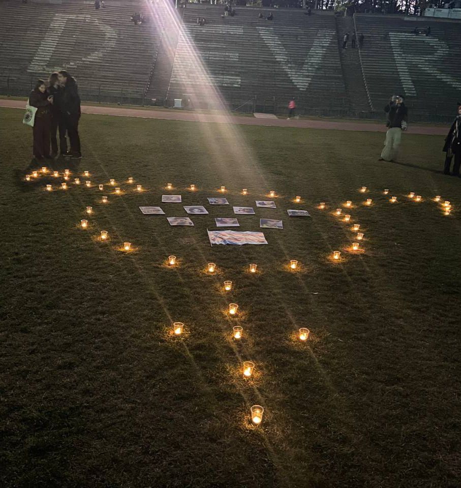 26 yıl önce trans+ların #20Kasım'da yaktığı mumlarla ODTÜ'deyiz.

İsyanımızın ateşi nefretinizi yakacak! 🏳️‍🌈🏳️‍⚧️