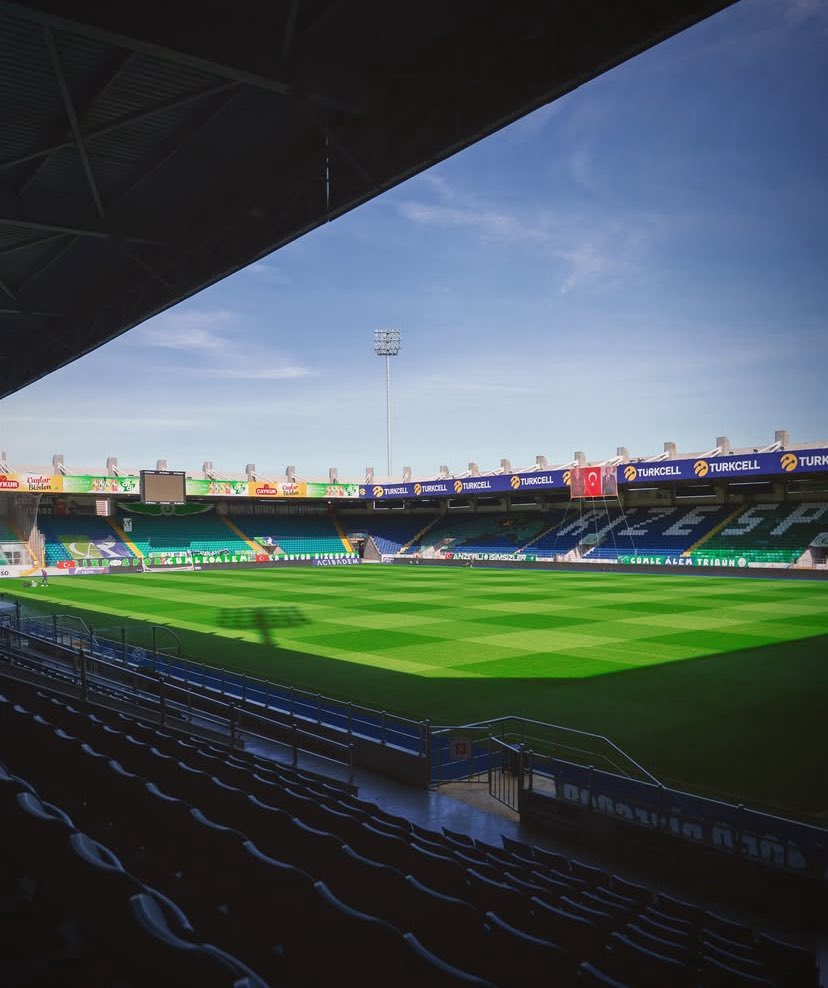 skodakodi's tweet photo. Burdan TFF Yetkililerine Sesleniyorum!

🇹🇷 A Milli Takımımızın son dönemde oynadığı karşılaşmalarda tribün atmosferleri güzel olsa da, ne yazık ki saha zeminleri aynı kaliteyi yansıtamamıştır. Bu durum; oyuncularımızın sakatlanma riskini artırmakta, pas ve şut kalitesini olumsuz yönde etkileyerek milli takımımız adına istenmeyen sonuçlara yol açabilmektedir.

Bu sebeple, Türkiye – Romanya A Milli Takım karşılaşmasının; zemin kalitesi açısından ülkemizin en iyi sahalarından biri olan ve atmosfer bakımından da milli takımımıza en güçlü desteği sağlayabilecek taraftar yapısına sahip Çaykur Didi Stadyumu’nda oynanmasını önemle arz ediyorum.
@TFF_Org @OA_BAK