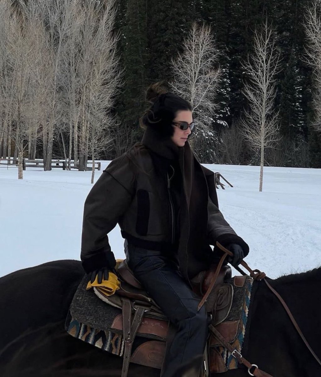 kennicolejcnner's tweet image. black swan