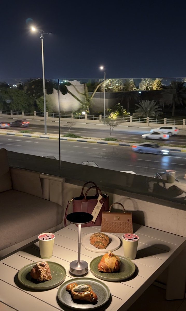 so0ofy11's tweet photo. أحـبّ لحظة ادراكي لكثرة النعم حولي .. وأحب حقيقة أن هذه النعم هذّبتني أكثر من أي شيء آخر https://t.co/XZfg8nFEU3