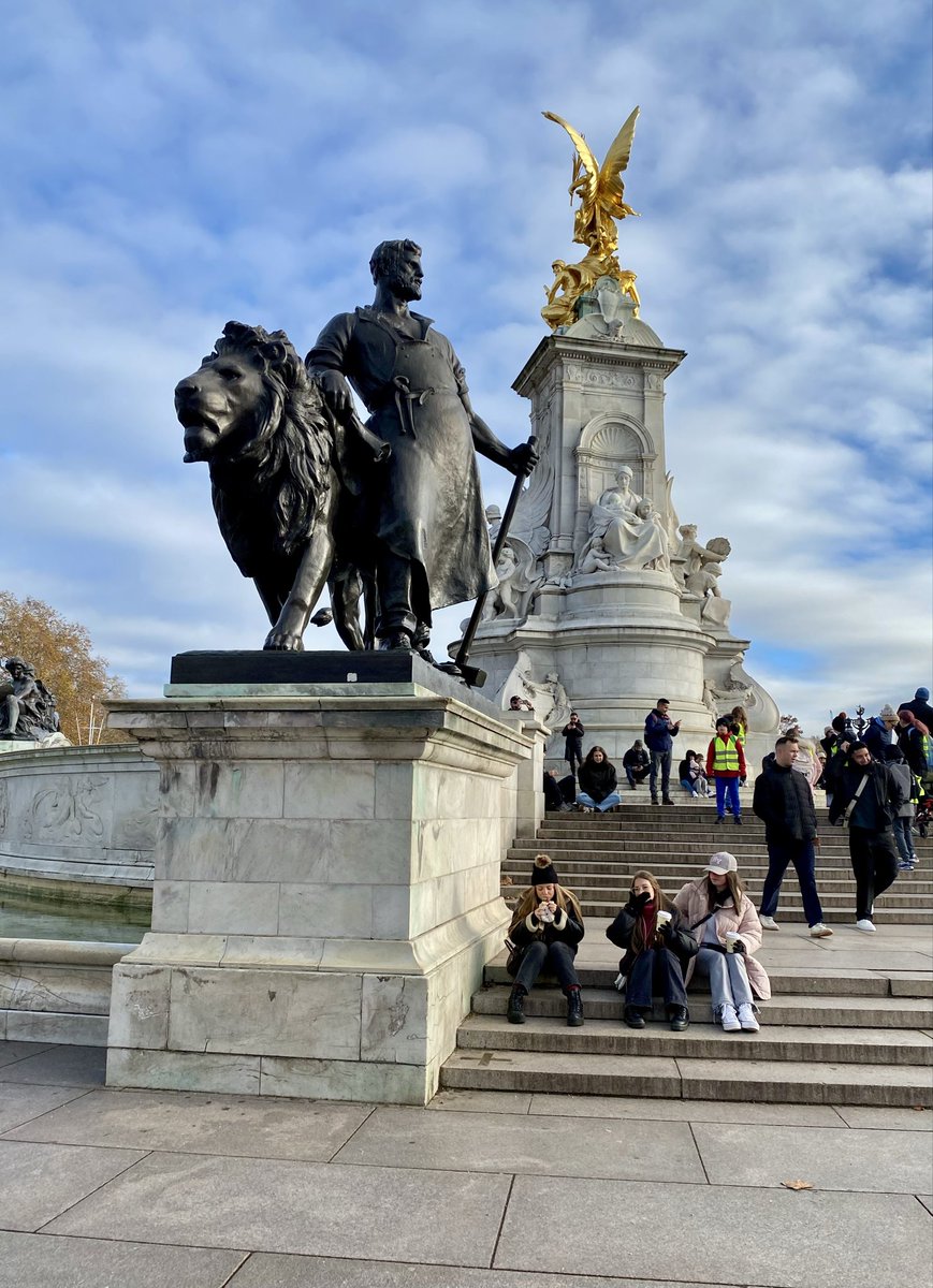 AdamRead74's tweet image. Another trip to London to progress several new ideas on #CircularEconomy #reuse #repair #redistrubution and #valuechain #collaboration, nothing new there but it was at Buckingham Palace with all the tourists and several ambassadors wondering just who we were … #inspire @suezUK