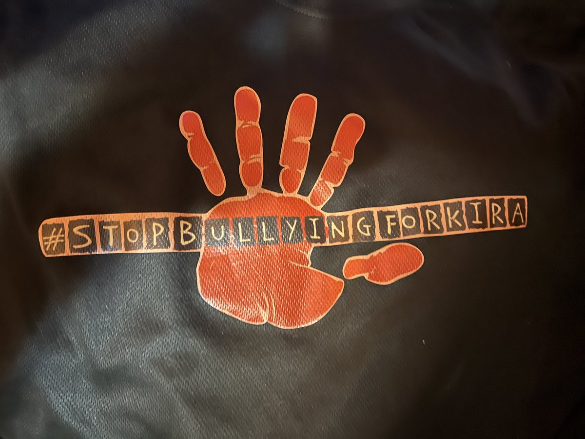 #StopBullyingForKira.
El nombre de nuestra hija Kira es y será siempre un grito contra el acoso escolar.

La lucha no ha terminado ni va a terminar nunca. Mientras haya un solo niño sufriendo en silencio, seguiremos denunciando, explicando nuestra historia y exigiendo que