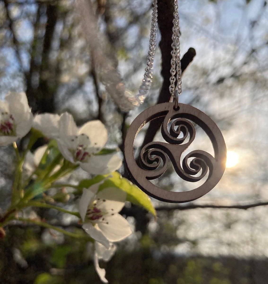 🌀 3/9
Esoterically, it’s seen as a ‘triple spiral of life’. The center represents unity; the arms, expansion into diversity.

Some interpret it as a map of consciousness: inner spiral ‘subconscious’, middle ‘conscious’, outer ‘collective awareness’. 

This mirrors Jungian