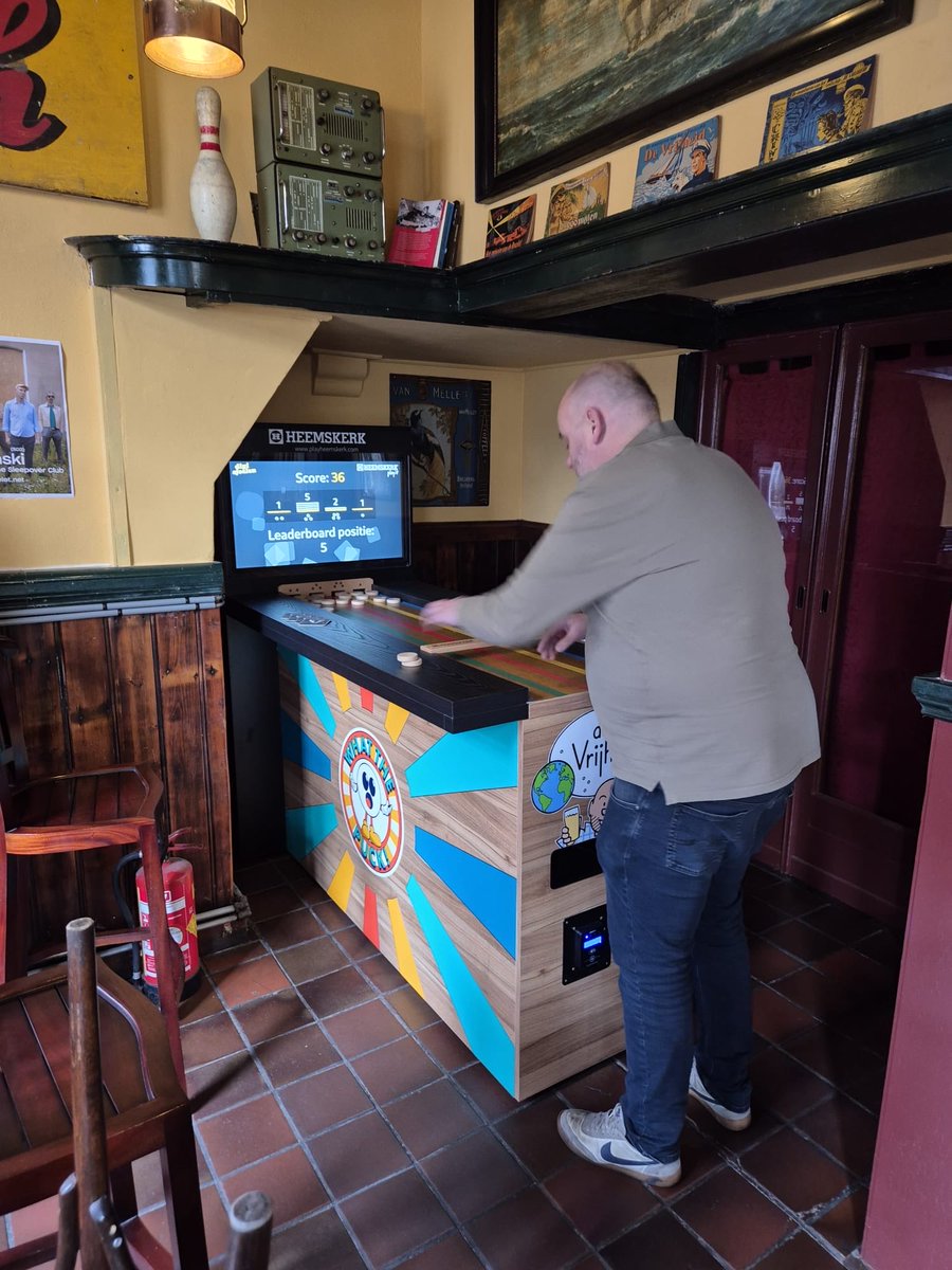 HeemskerkSport's tweet image. Ook in Dordrecht kun je nu digisjoelen!

Bij Café de Vrijheid staat sinds afgelopen week onze What The Puck Sjoel Bartafel. De punten worden voor je geteld, je hoeft alleen nog zelf te schuiven. Meer weten?

playheemskerk.com/sjoel-bartafel…

#sjoelen #sjoelbak #cafe #digitaal