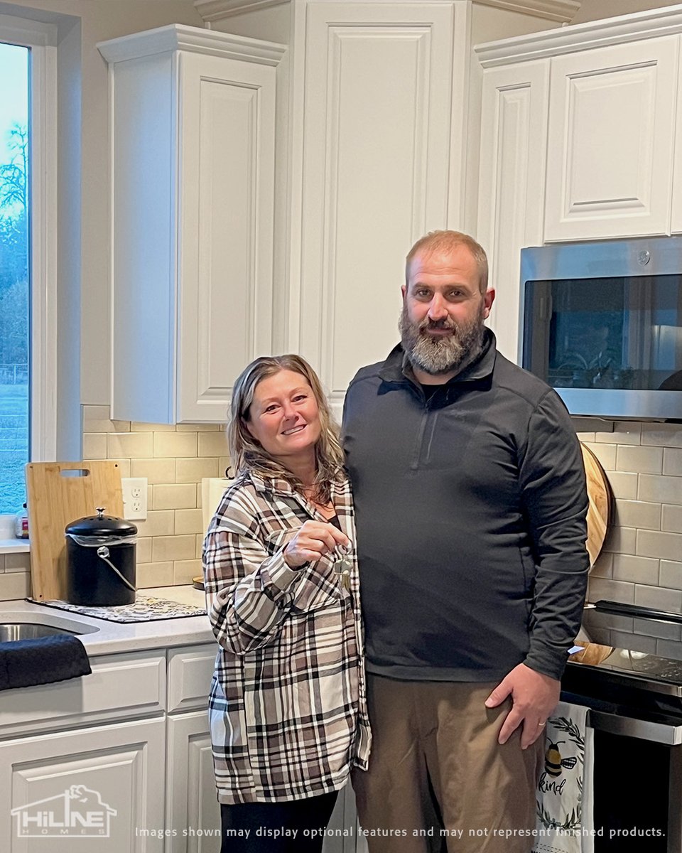 HiLineHomes's tweet image. The Marbut Family is all smiles in their new HiLine Home! From the welcoming front to their beautiful custom kitchen, Home Plan 1491 was built just for them by the HiLine Homes of Satsop team. 

Explore your home options at 👉 na2.hubs.ly/H01TmWt0