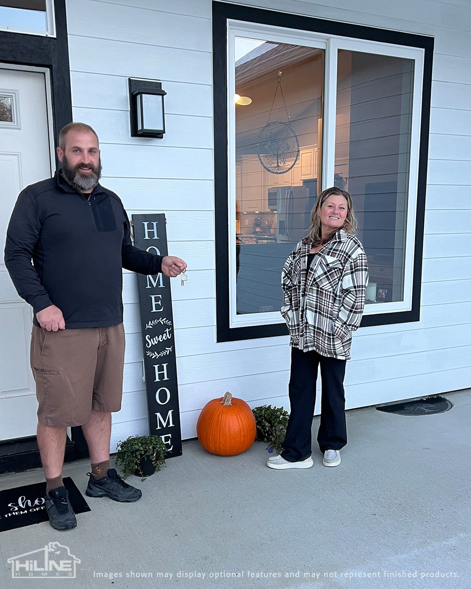 HiLineHomes's tweet image. The Marbut Family is all smiles in their new HiLine Home! From the welcoming front to their beautiful custom kitchen, Home Plan 1491 was built just for them by the HiLine Homes of Satsop team. 

Explore your home options at 👉 na2.hubs.ly/H01TmWt0
