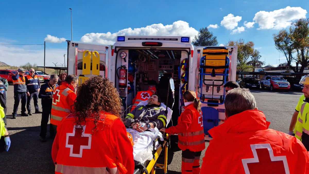 CruzRojaCReal's tweet photo. Esta mañana hemos participado en el simulacro del Plan de emergencia exterior de #Puertollano en Repsol Butano, con un equipo formado por una veintena de voluntarios y voluntarias.
#Socorros #Emergencias https://t.co/wtnHMLplX9