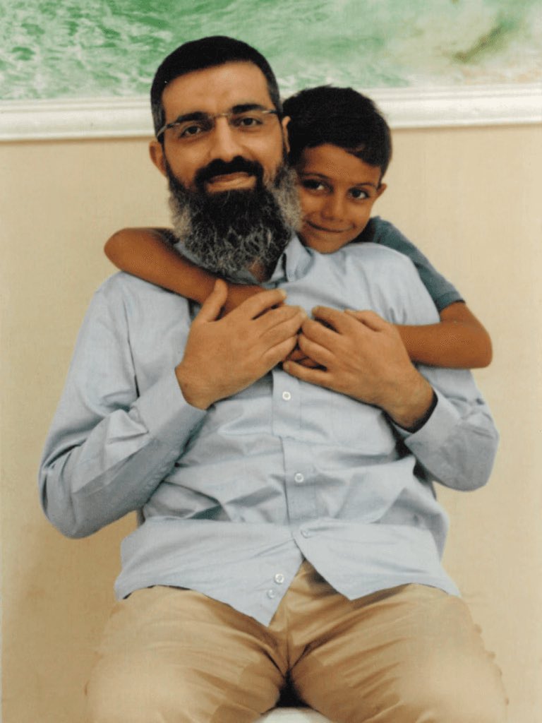 Çocuğunun büyüdüğünü cezaevinden takip eden bir babaya yaptığınız zulüm yetmedi mi ?

 #KemalizmKurbanArıyor diye 
Halis Bayancuk hocayı mı seçtiniz ?

Vallahi onu üç beş çakala yem edecek değiliz