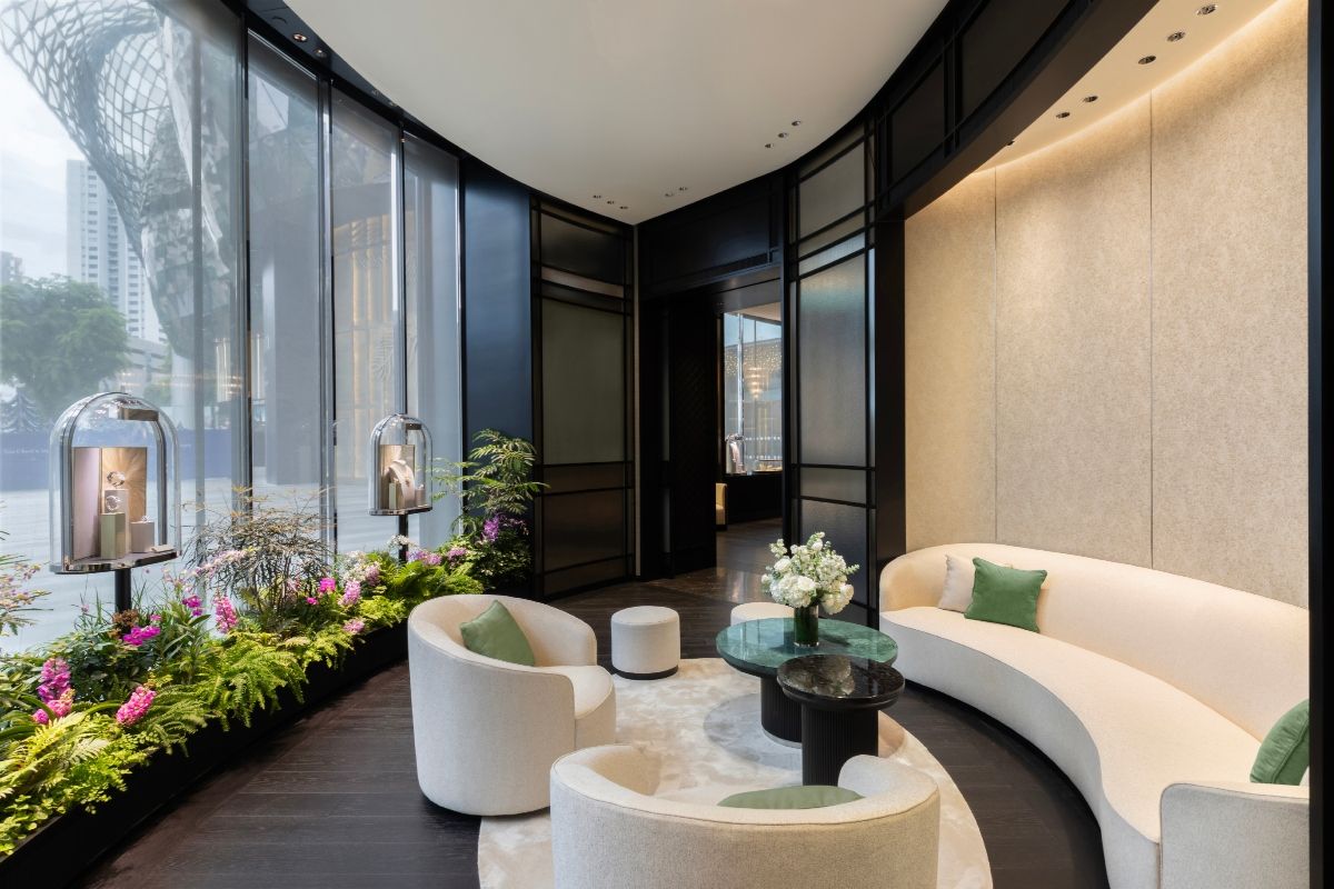 cppluxury's tweet image. VAN CLEEF &amp;amp; ARPELS opens in Singapore its first Duplex store in Asia (ION Orchard)

#VanCleefAndArpels #VCA #Singapore #IONOrchard #luxuryjewellery #luxury #jewellery #highjewelry #luxurywatches #luxuryretail #luxurystore #duplex #Richemont @vancleefarpels