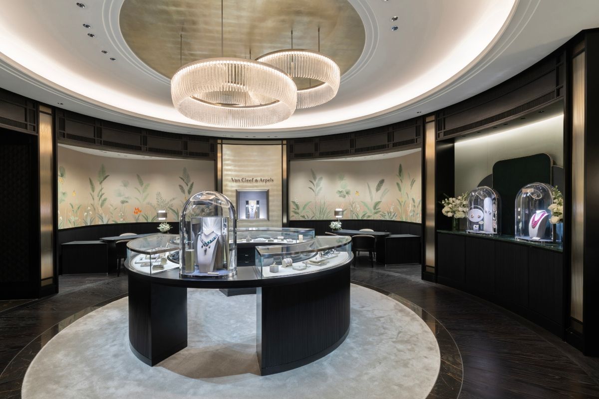 cppluxury's tweet image. VAN CLEEF &amp;amp; ARPELS opens in Singapore its first Duplex store in Asia (ION Orchard)

#VanCleefAndArpels #VCA #Singapore #IONOrchard #luxuryjewellery #luxury #jewellery #highjewelry #luxurywatches #luxuryretail #luxurystore #duplex #Richemont @vancleefarpels